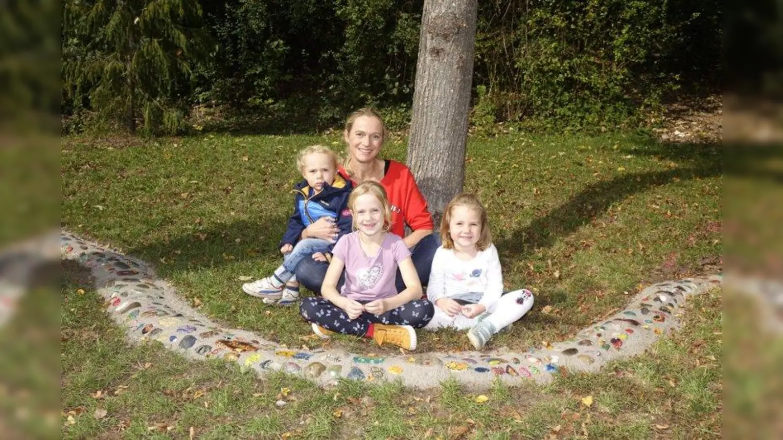 Barbara Rehbock, Dipl. Sportwissenschaftlerin und Inhaberin von Sports4Women, freut sich über das Engagement der Gemeinde, das Kunstprojekt zu verewigen. (Foto: Birgit Doll)