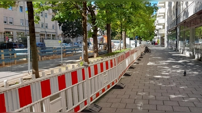 In der Donnersbergerstraße finden derzeit Bauarbeiten für die Erweiterung des Fernwärmenetzes statt. (Foto: kö)