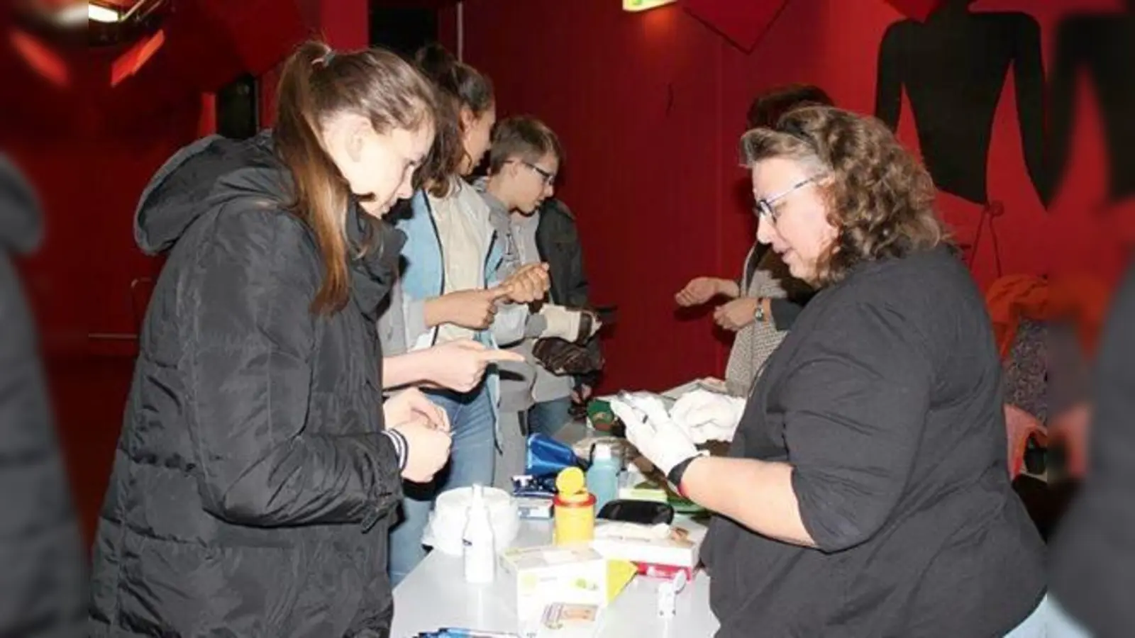 Klaudia Meltl-Griesberger, Mitarbeiterin im Hanns-Seidel-Haus, zeigt an Beispielen, welche Aufgaben Pflegefachkräfte in der Altenpflege haben. Zum Beispiel Blutzucker messen.	 (Foto: privat)