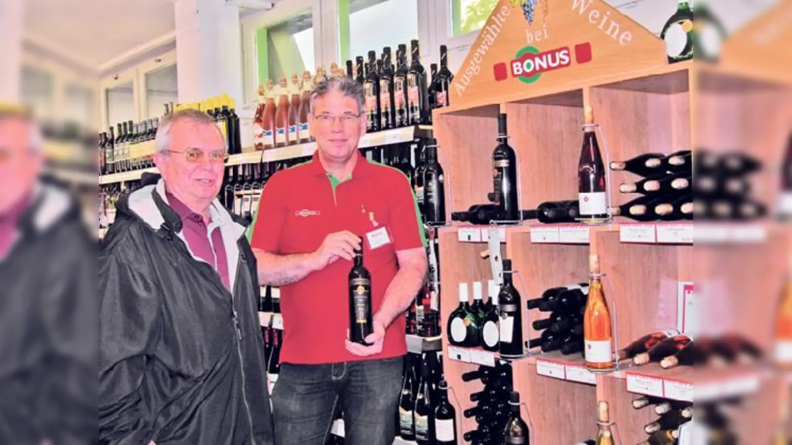 Hubert Hawliczek und Bonus-Markt-Leiter Gerd Metz freuen sich, dass der Bonus-Markt in Ottobrunn so gut ankommt.	 (Foto: Woschée)