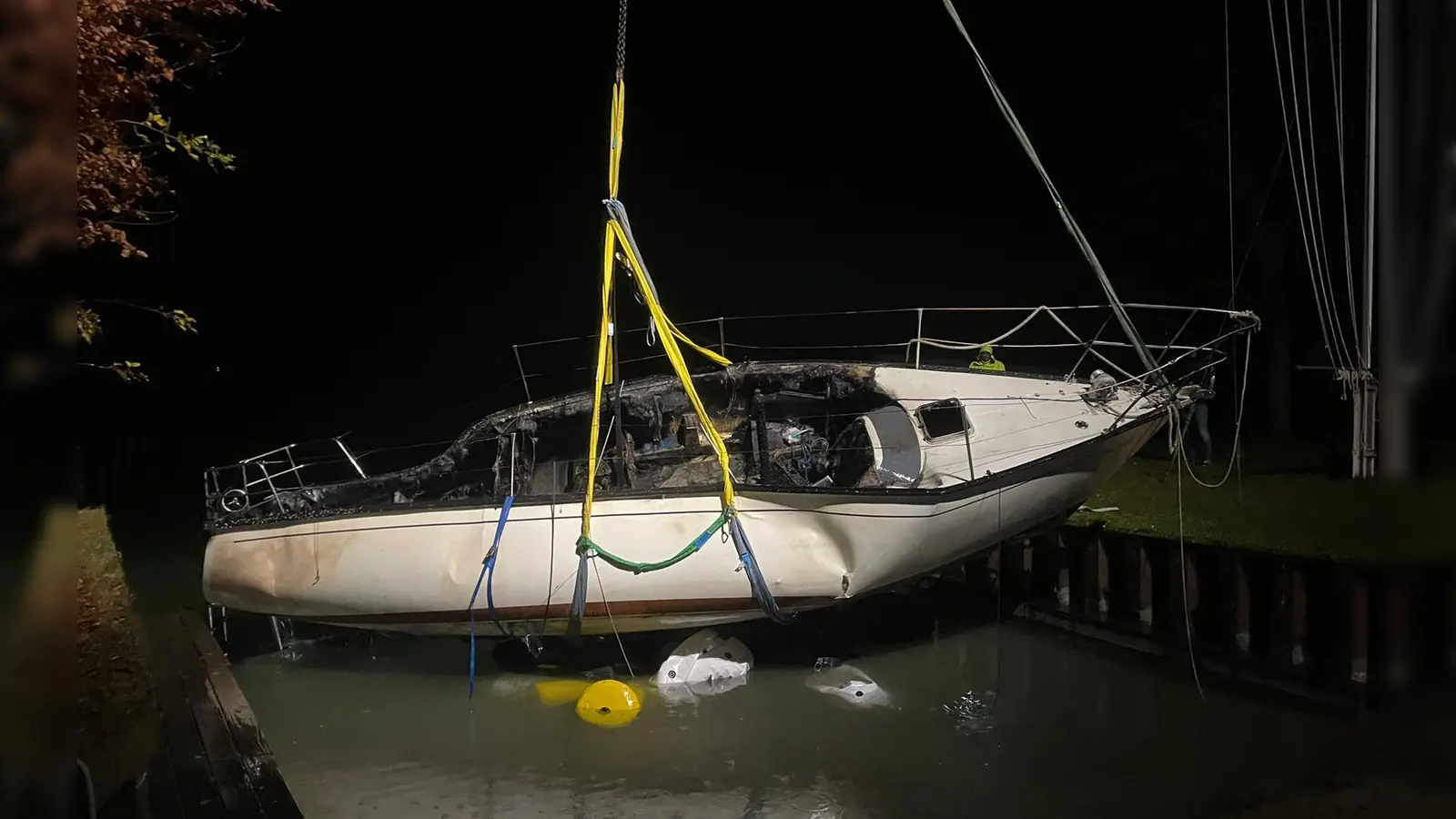 Die Bergung des ausgebrannten Bootes erwies sich als schwieriger als gedacht, gelang jedoch am Nachmittag des 16. November. (Foto: Bootsservice Bernhard Döhla und Gregor Franke Marine Consulting)