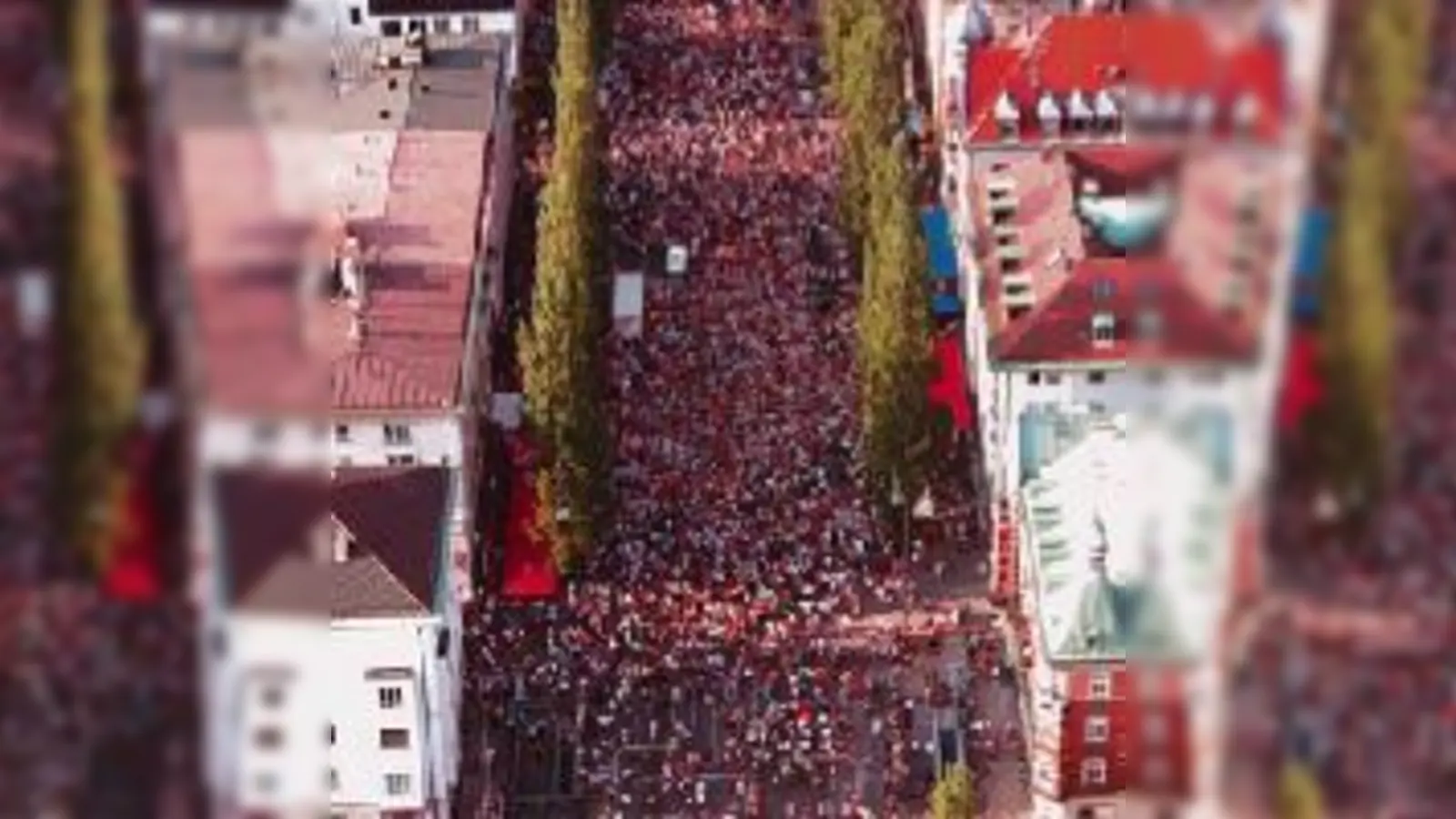 »Schwabinger Krawalle«  (Foto: Bis zu 100.000 Menschen machen die Leopoldstraße während der WM zur absoluten Fußgänger- und Feierzone.)