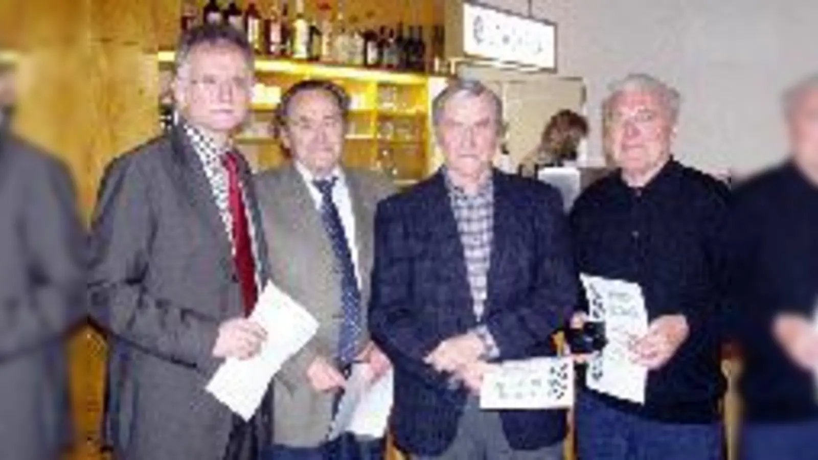 60 Jahre Mitglied beim Verein (v. r.): Heinrich Hiermeier, Ernst Bauer, Johann Bauer mit Präsident Hans-Ulrich Pfaffmann.	 (Foto: W. Kelletshofer)