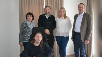 Albertine Kapfer, Behindertenbeauftragte der Gemeinde Raisting (links), Katharina Droms, Behindertenbeauftragte des Landkreises Weilheim-Schongau, und Raistings Bürgermeister Martin Höck (rechts). In der Mitte stehend und sitzend: Alexander Pelka und Josef Plötz von der Pfennigparade. (Foto: Landratsamt Weilheim-Schongau)