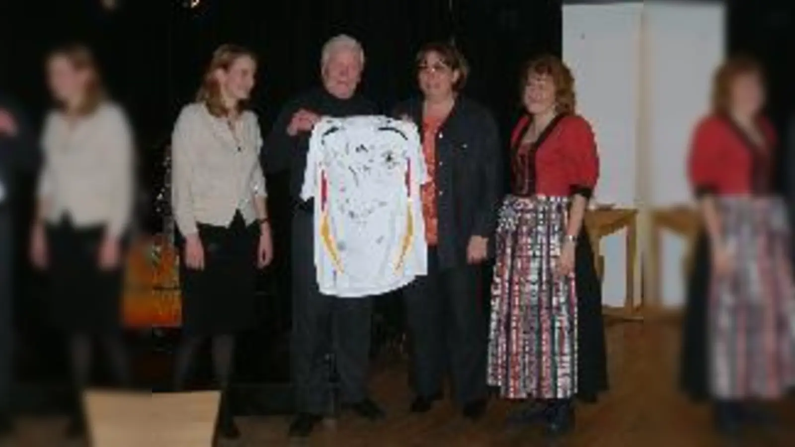 Michaela Nathrath freut sich über die Trikotspende für ihr Projekt. Daneben Helmut Haller, Hildegard Wahl-Wechner und Sabine Vogelsgesang .	  (Foto: VA)