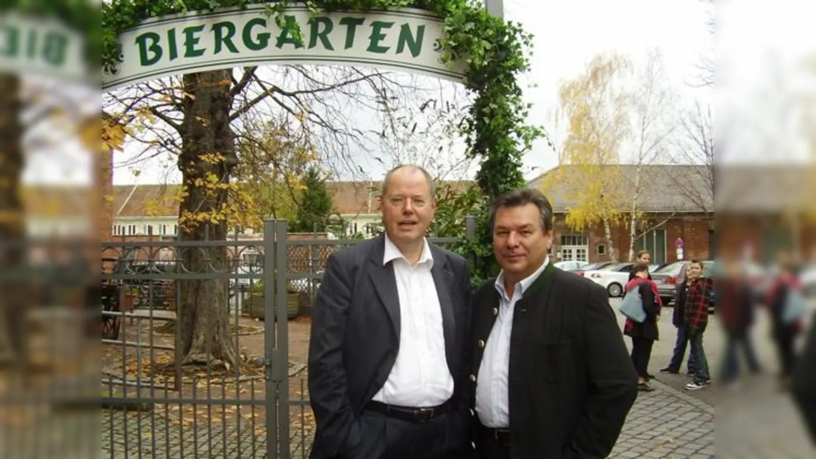 Mit Waldi Hartmann haben wir einen großen Kabarettisten an den Sportjournalismus verloren, sagte Laudator Peer Steinbrück (li.) über den Preisträger.  (Foto: js)