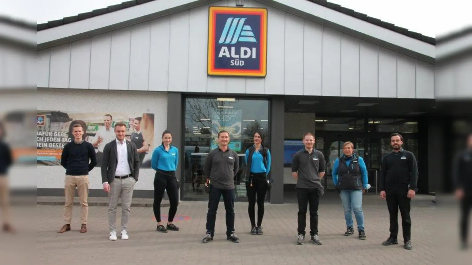 Regionalverkaufsleiter André Rabus (2.v.l.) und Filialleiter Ersin Karatas (r.) mit einem Teil des Olchinger Teams. (Foto: bb)
