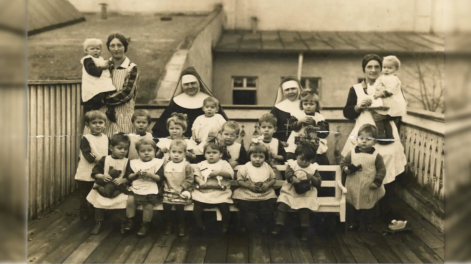 Dieses Bild stammt von 1924: Es zeigt betreute Kinder sowie Mallersdorfer Franziskanerinnen, die die „Kinderbewahranstalt” 111 Jahre lang leiteten. (Foto: Archiv/KJF)