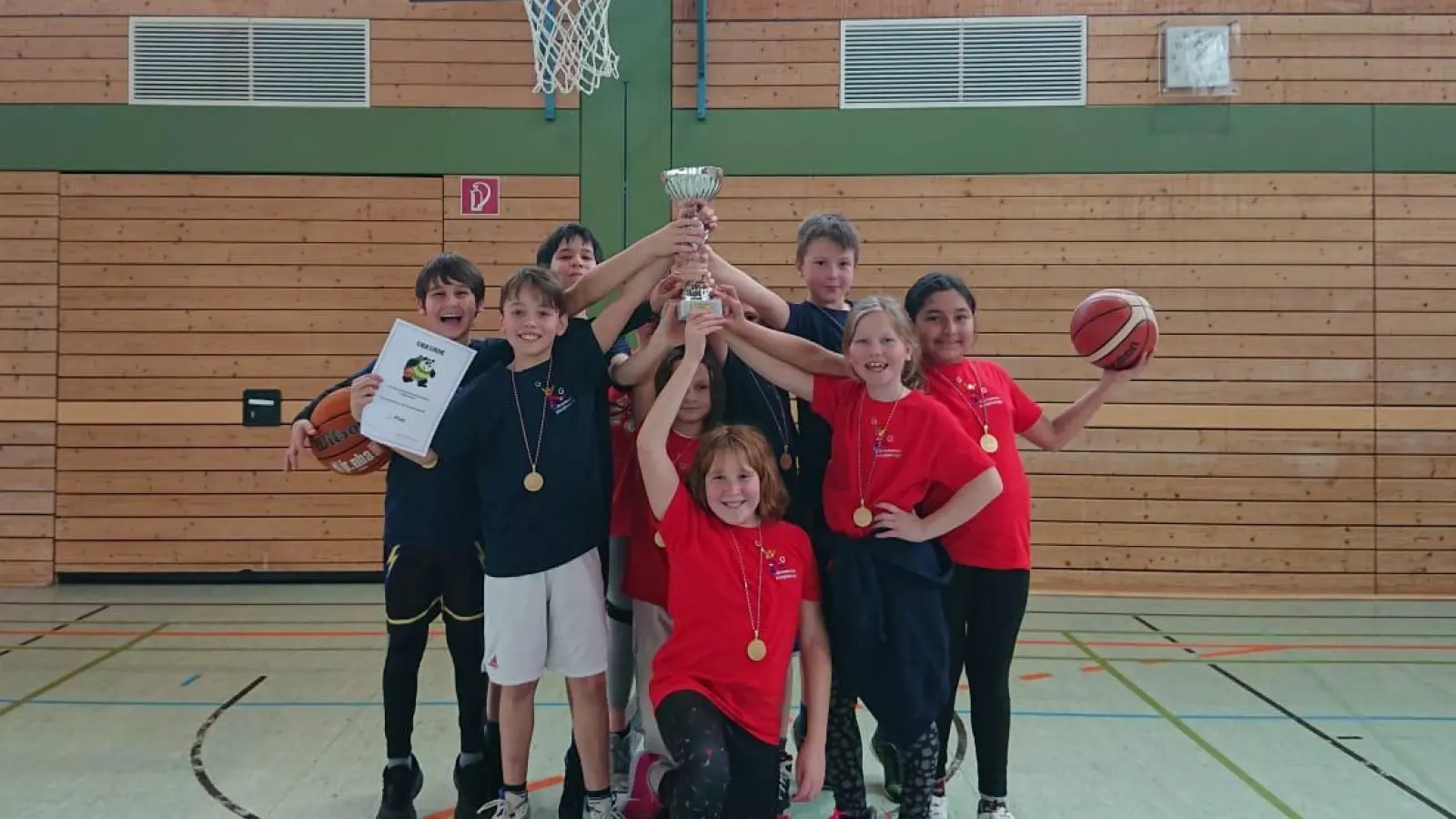 Schülerinnen und Schüler der 4. Klasse haben den Wanderpokal des Landkreises Fürstenfeldbruck in Basketball nach Germering geholt. (Foto: Kleinfeldschule Germering)
