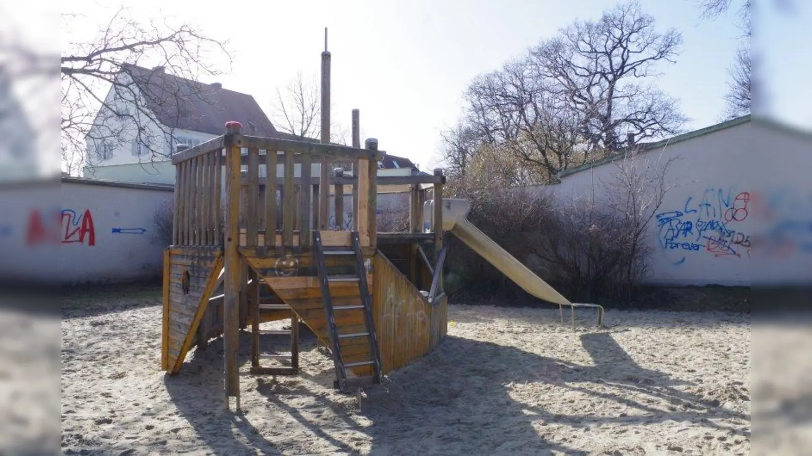 Das Holz-Schiff am Spielplatz am Laimer Anger soll demnächst durch ein neues Modell ersetzt werden. Demnächst wird es an gleicher Stelle entweder ein Piratenschiff oder einen Kutter geben. (Foto: kö)