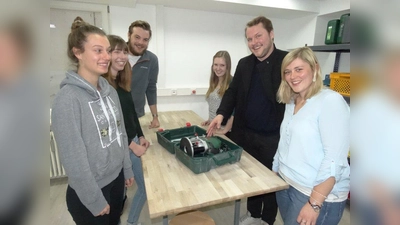 Verena Vogt (Freiwilliges soziales Jahr), Lena Neugebauer, Fabian Springer, Franziska Huber, Konstantin Gutsch (BAKE-Team) und Diakonin Katharina Storch freuen sich über eine Werkzeugspende. (Foto: tab)