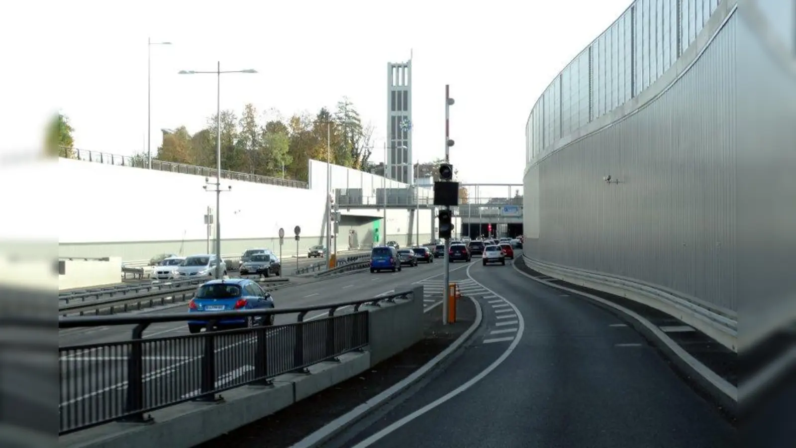 Im Heckenstallertrog: Insgesamt ist die Verkehrsbelastung auf dem Mittleren Ring heute höher als 2009. (Foto: job)