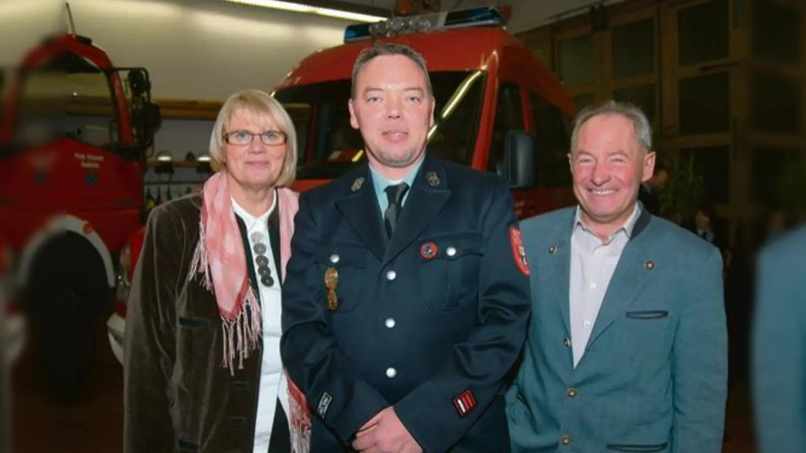 Der neue Feuerwehrkommandant in Hochbrück, David Ward, wird von Bürgermeisterin Hannelore Gabor und dem zweiten Bürgermeister, Peter Riedl, in die Mitte genommen.  (Foto: ba)