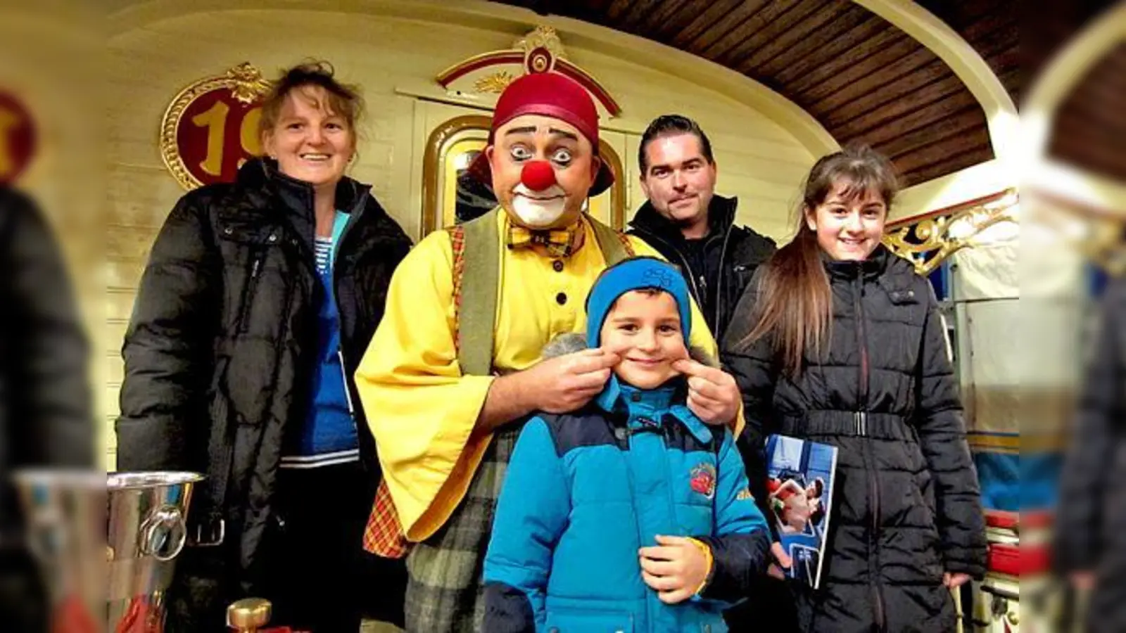 Bei der Führung hinter den Kulissen des Circus Roncalli traf die SamstagsBlatt-Gewinnerfamilie Kiermeier auch den einen und anderen Artisten und Clown.	 (Foto: ff)