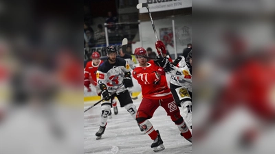 Stürmer Simon Roeder (rotes Trikot), erzielte in der Auftaktbegegnung des EHC Klostersee gegen die Landsberg Riverkings den ersten Treffer für die Rot-Weißen. (Foto: smg)