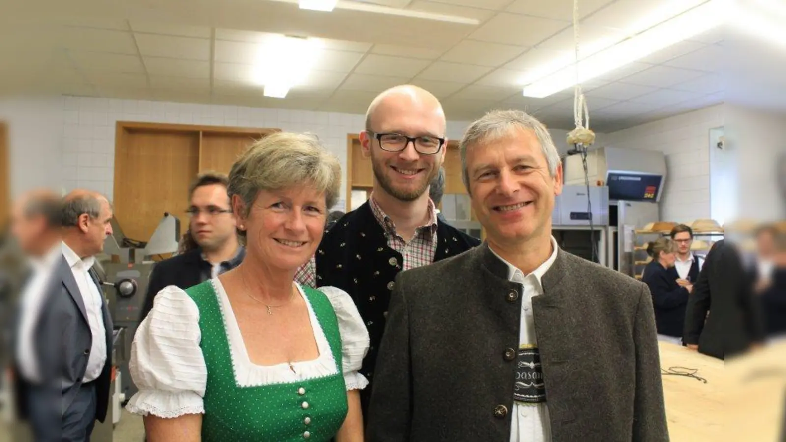 Bäckermeister seit vier Generationen: Korbinian Neumaier (Mitte) aus Reit im Winkl mit seinen Eltern Gusti und Josef Neumaier bei der Meisterfeier der Akademie des bayerischen Bäckerhandwerks in Lochham. (Foto: US)