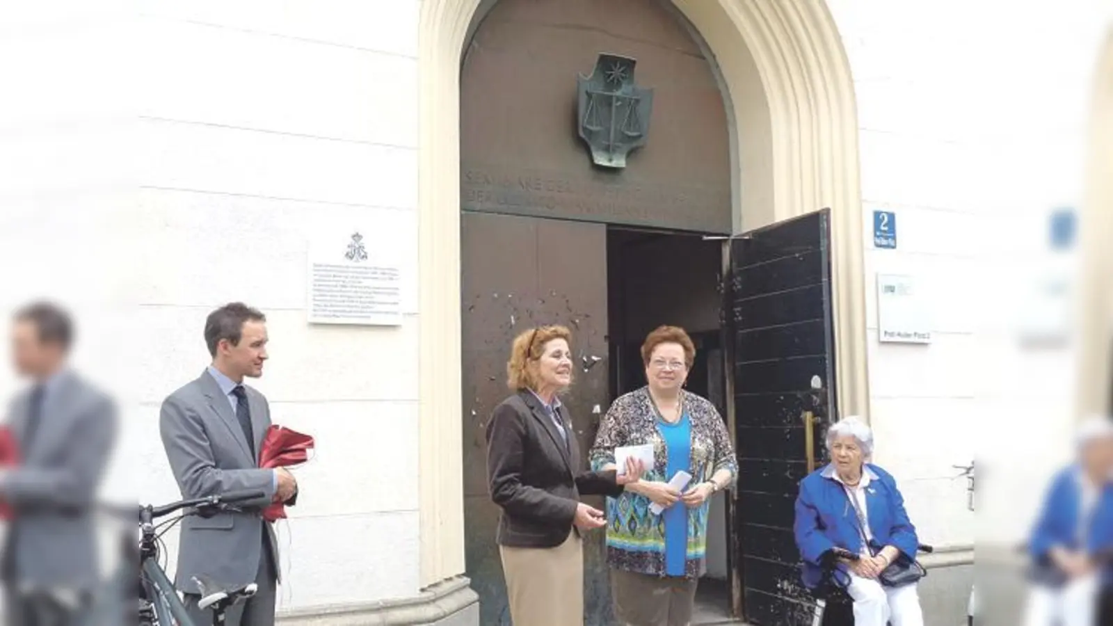 Von links nach rechts: Reg.-Dir. Dr. M. Fahrmeir, OStDin G. Ewringmann, Vorsitzende des Stiftsvereins Anna Maria Schmidt sowie Irmgard Voag, die in diesem Gebäude Schülerin des Max-Josef-Stifts bis 1937 war.	 (Foto: Nina Gerber)