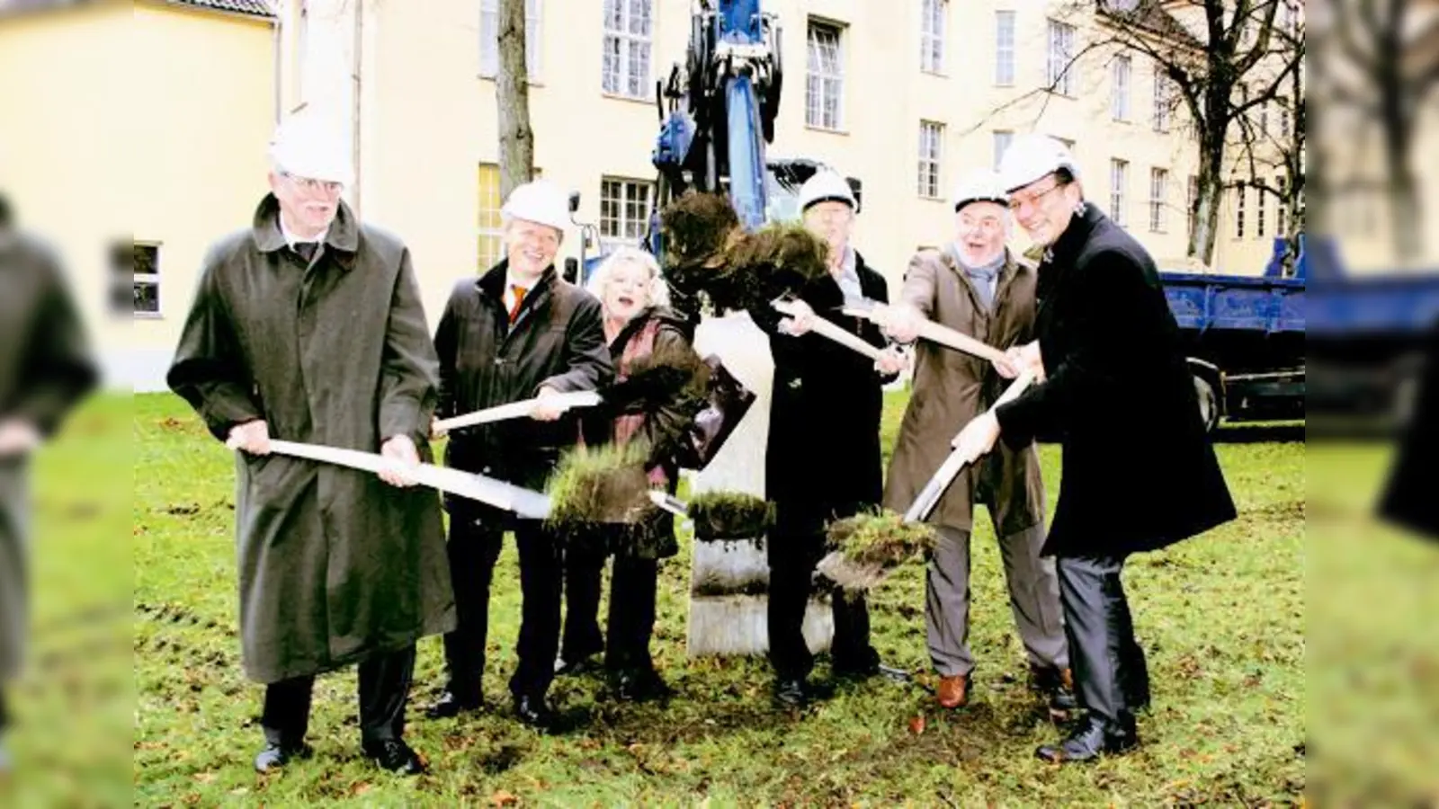 Ausgelassener Spatenstich: Manfred Greiner, Reinhard Fuß, Städtisches Klinikum München. Ministerialrätin Ragna Zeit-Wolfrum, Bürgermeister Hep Monatzeder, Klinikdirektor Manfred Kircher und Franz Hafner, Finanzen und Infrastruktur, (v.l.). 	 (Foto: ko)
