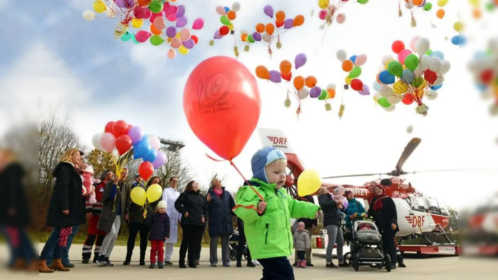 Luftballons mit 150 Wünschen für zu früh geborene Kinder wurden in den Himmel geschickt.. (Foto: Verein)