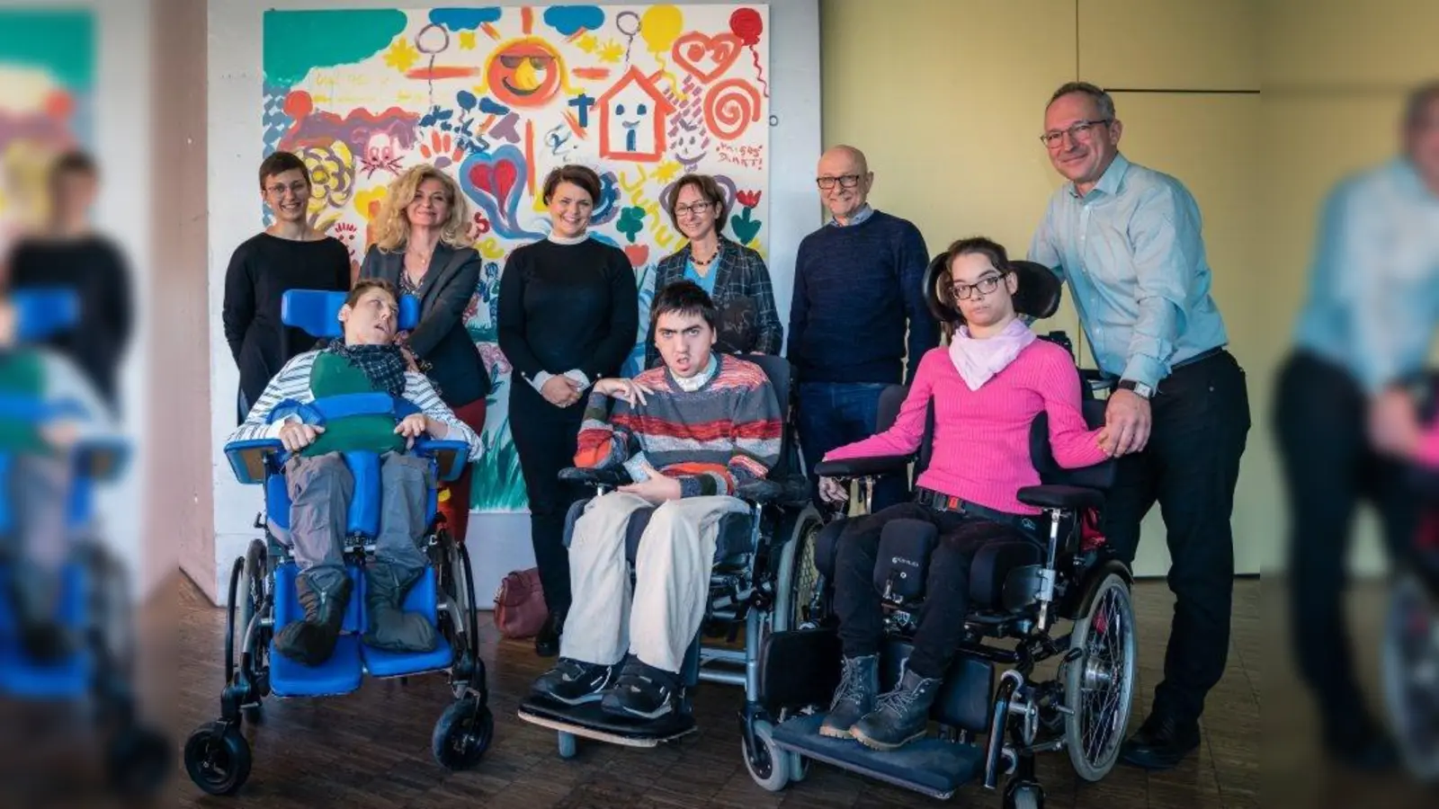 Besuch im Wohnheim: v.l. Veronika Bark (Wohnheimleitung), André (Bewohner), Nariman Zimpel (Vorstandsvorsitzende), Katrin Staffler (Bundestagsabgeordnete), Sebastian (Bewohner), Beate Bettenhausen (Vorstandsmitglied), Reinhard Mußemann (Geschäftsführer), Johanna (Beschäftigte) und Dr. Harald Hilbig (Vorstandsmitglied). (Foto: Oliver Heuft)