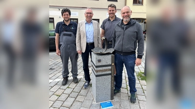Der Trinkwasserbrunnen wurde von Johann Thalmayr, Stadtwerke Abteilung Elektro; Markus Loth 1.Bürgermeister von Weilheim; Martin Riedl Stadtwerke Abteilung Wasser und Karl Neuner, Vorstand der Stadtwerke Weilheim, (v.l.) offiziell eröffnet. (Foto: Stadtwerke Weilheim)