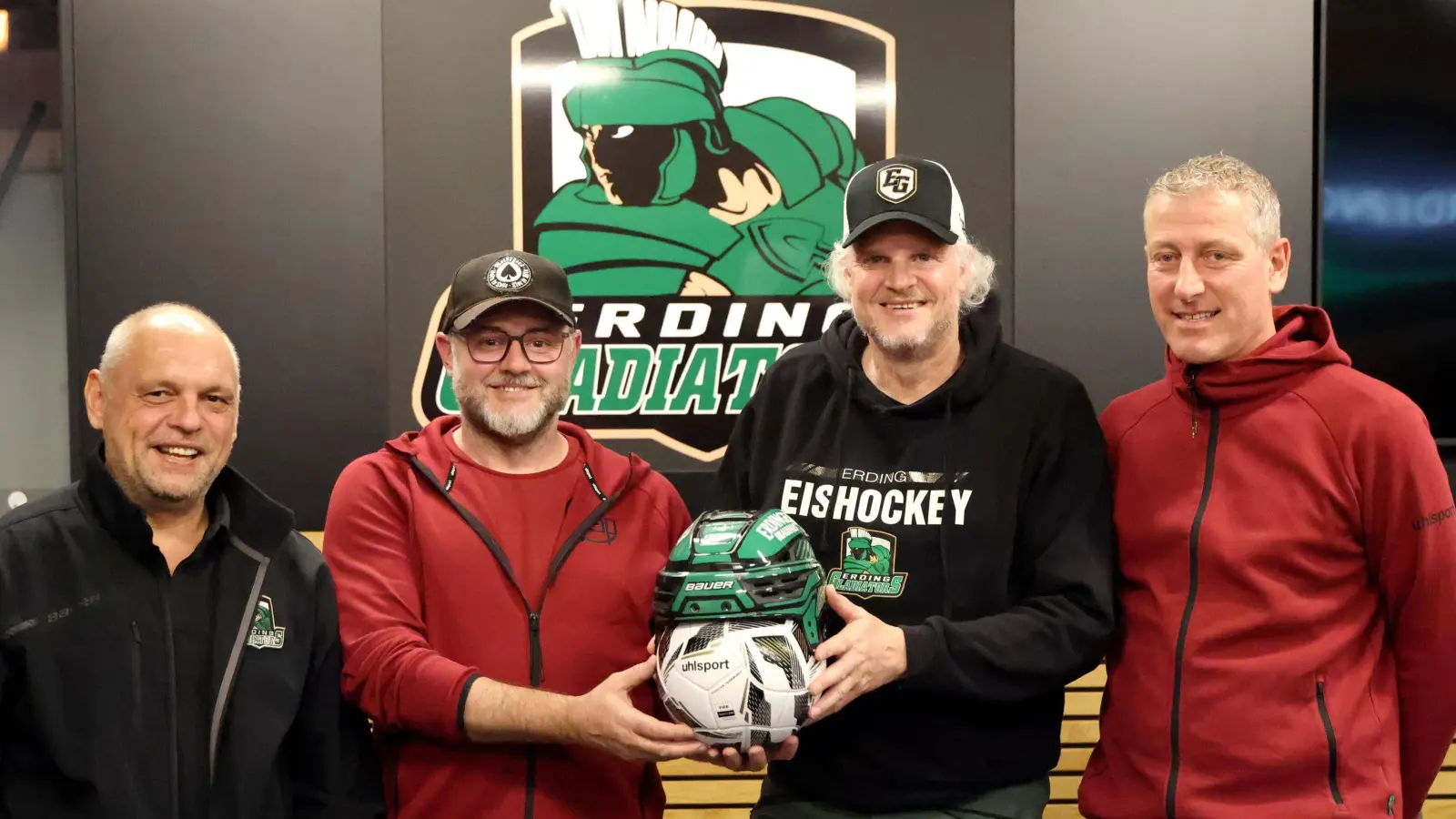 Freuen sich auf die Zusammenarbeit (v.l.): Christoph Mosbauer ( Erding Gladiators), Wolfgang Lang (FC Sportfreunde Schwaig 1913), Michael Westphal (Erding Gladiators), Robert Jell (FC Schwaig 1913), Bild zur freien Verwendung; Quelle:  (Foto: Rainer Hellinger)