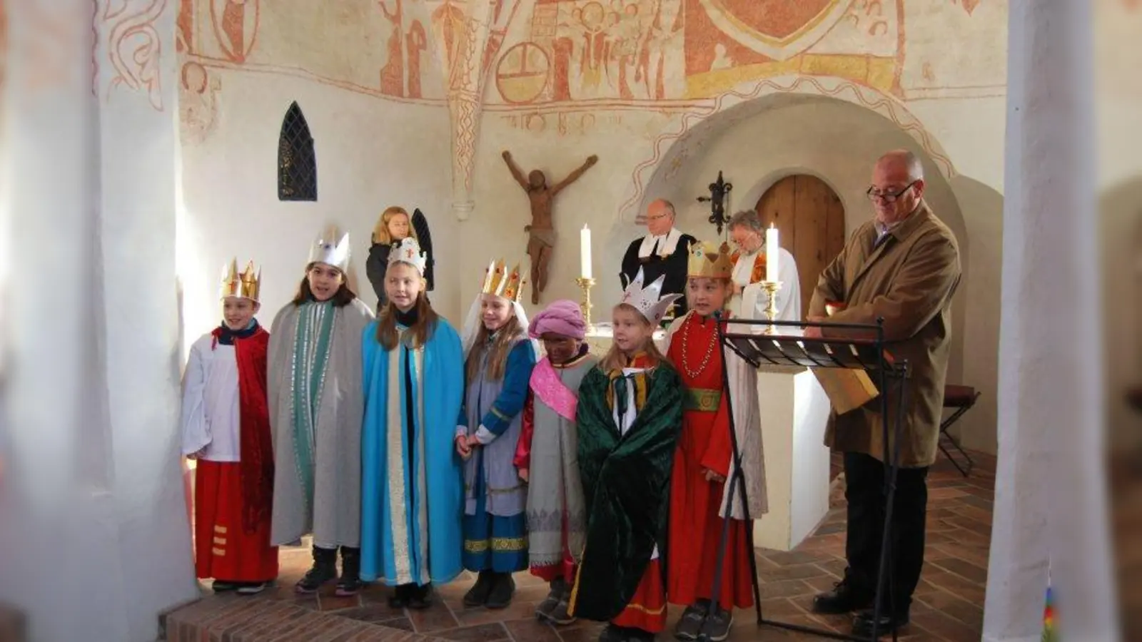 Traditionell ziehen die Sternsinger an Heilig Drei König von Haus zu Haus und bringen Segen an die Schwellen - in Menzing wurden die Kinder im Zuge eines Festgottesdienstes in St. Georg ausgesandt. (Foto: Frieder Vogelsgesang)