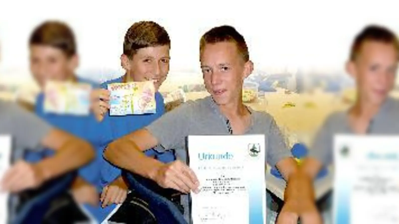 Verspätet  aber doch freudig entgegengenommen: Peter Gratz (links) und Florian Blacha präsentieren die Urkunde des Landratsamts Ebersberg. 	 (Foto: Hugo)