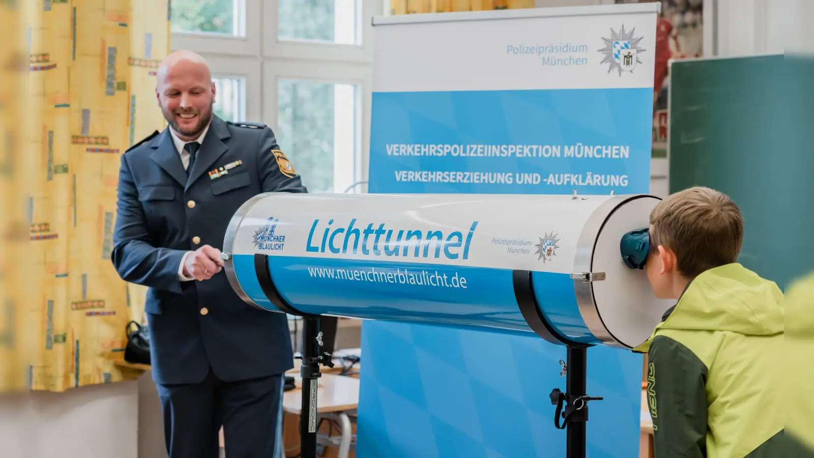 Der „Lichttunnel” simuliert Lichtverhältnisse, um insbesondere Kindern und älteren Menschen eindrucksvoll zu zeigen, dass die Erkennbarkeit im Straßenverkehr mit Warnweste und Licht deutlich gesteigert werden kann. (Foto: Polizeipräsidium München)