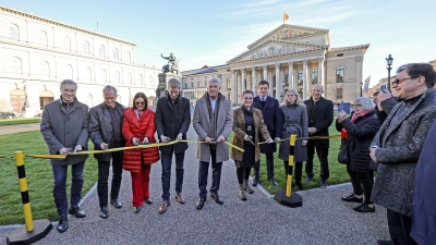 Grün statt grau: Der neu gestaltete Max-Joseph-Platz wurde jetzt wiedereröffnet durch (v.l.) Georg Dunkel, Professor Mathias Pfeil, Prof. Dr. (Univ. Florenz) Elisabeth Merk, Dominik Krause, Dieter Reiter und Dr.-Ing. Jeanne-Marie Ehbauer. Im Hintergrund blickt Maximilian I. Joseph, der erste König von Bayern, zufrieden von seinem Thron. (F.: Michael Nagy/ Presseamt)