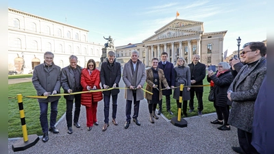 Grün statt grau: Der neu gestaltete Max-Joseph-Platz wurde jetzt wiedereröffnet durch (v.l.) Georg Dunkel, Professor Mathias Pfeil, Prof. Dr. (Univ. Florenz) Elisabeth Merk, Dominik Krause, Dieter Reiter und Dr.-Ing. Jeanne-Marie Ehbauer. Im Hintergrund blickt Maximilian I. Joseph, der erste König von Bayern, zufrieden von seinem Thron. (F.: Michael Nagy/ Presseamt)