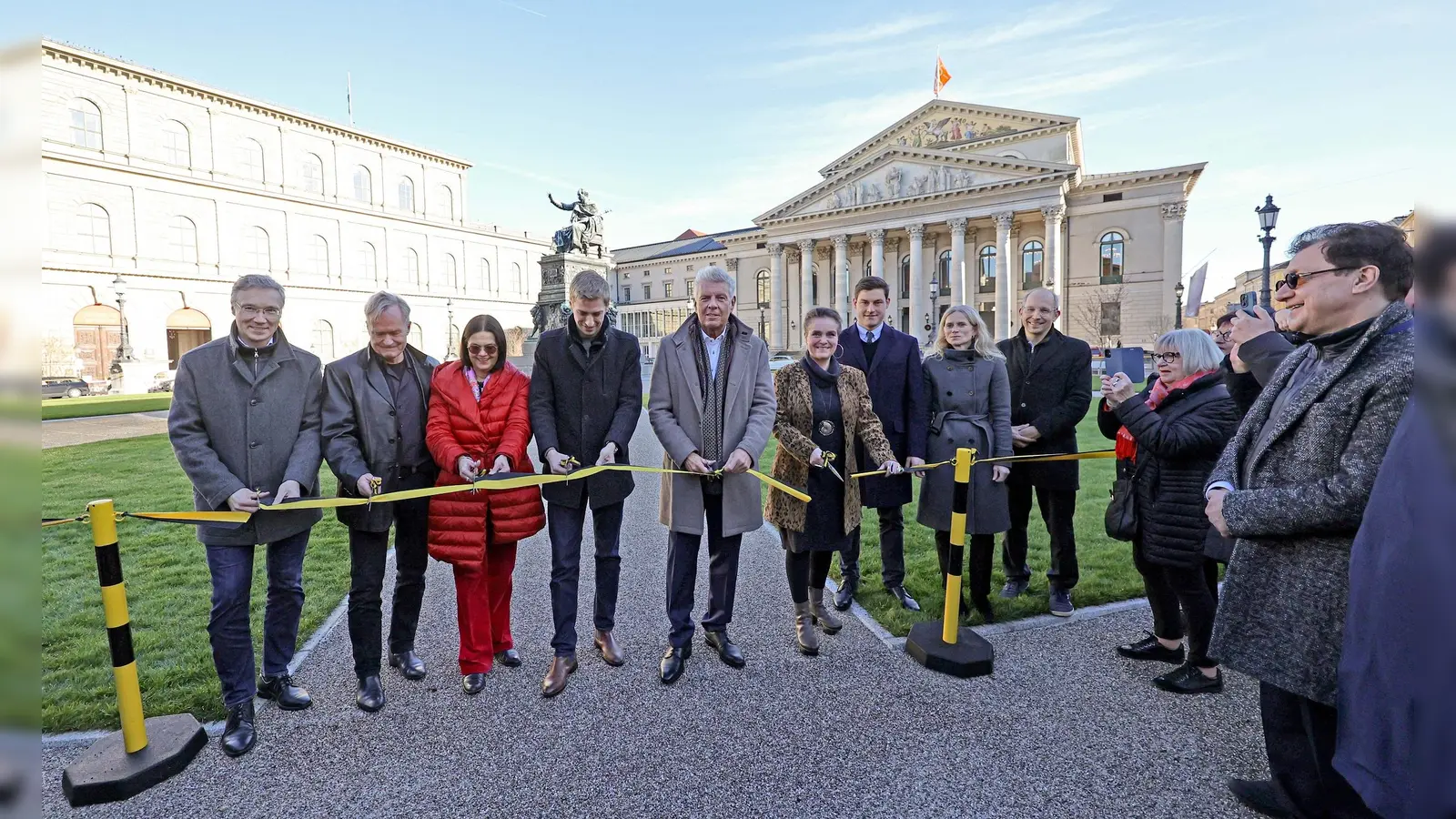 Grün statt grau: Der neu gestaltete Max-Joseph-Platz wurde jetzt wiedereröffnet durch (v.l.) Georg Dunkel, Professor Mathias Pfeil, Prof. Dr. (Univ. Florenz) Elisabeth Merk, Dominik Krause, Dieter Reiter und Dr.-Ing. Jeanne-Marie Ehbauer. Im Hintergrund blickt Maximilian I. Joseph, der erste König von Bayern, zufrieden von seinem Thron. (F.: Michael Nagy/ Presseamt)