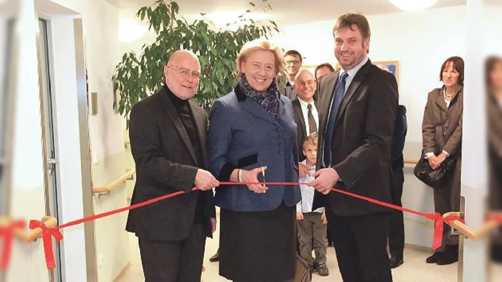 Der Startschuss für das neue Betreuungsangebot fiel im Beisein von Landrätin Rumschöttel und Bürgermeister Hilger (links). Rechts: Christian Kerschner-Gehrling, Geschäftsführer der Pflegestern Seniorenservice gGmbH.  (Foto: privat)