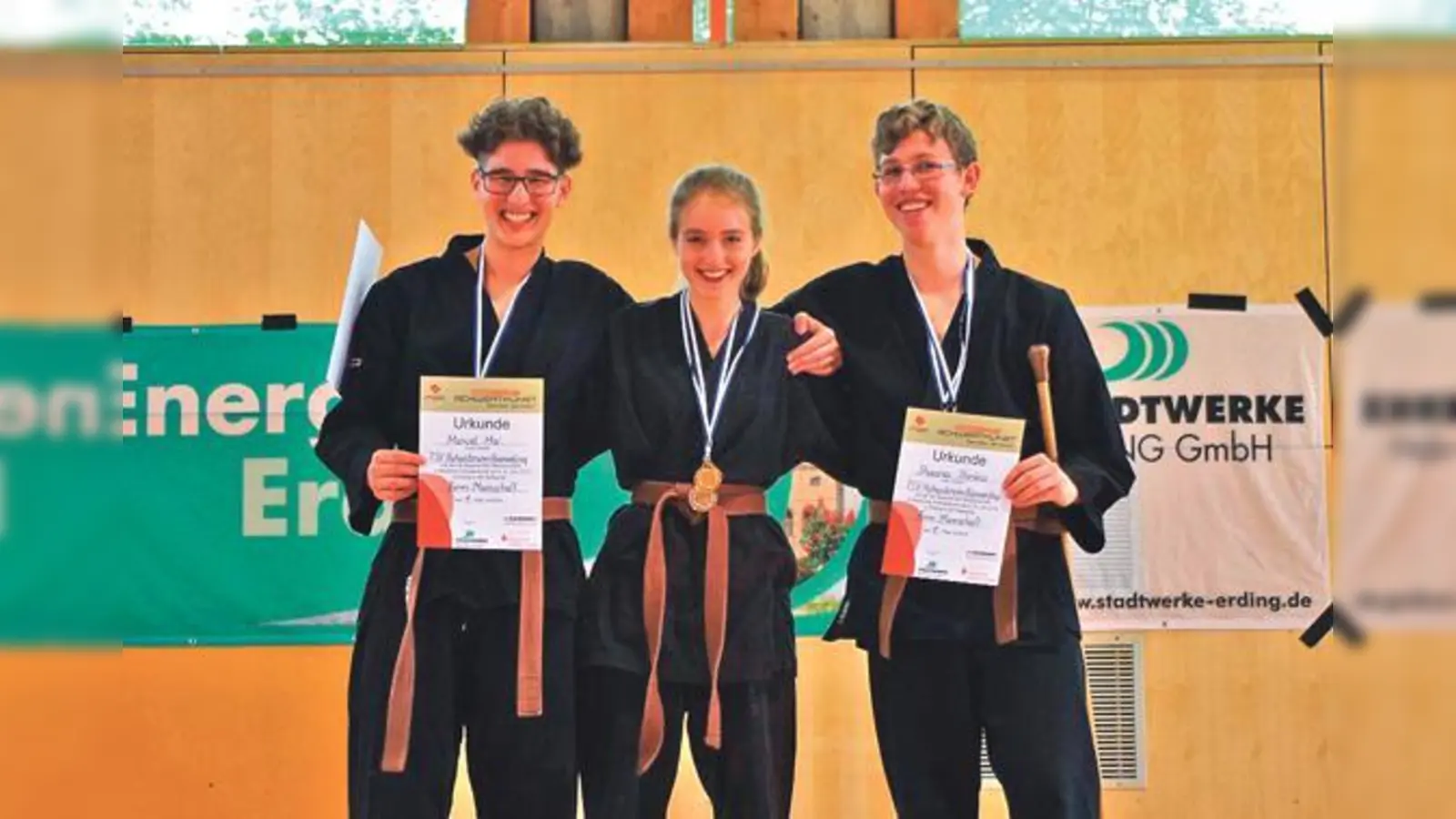 Manuel Mai, Silvia Heckmaier und Steponas Stonkus, Goldmedaillengewinner des TSV Hohenbrunn-Riemerling in der Kategorie Formen Mannschaft der Jugend-Oberstufe.	 (Foto: privat)