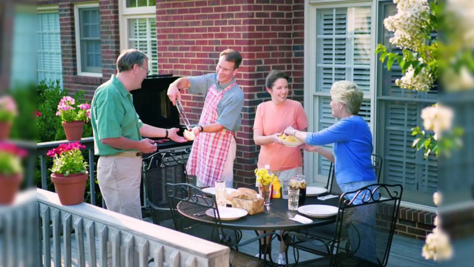 Entscheidend beim Grillen im Freien ist nach Angaben des DMB-Landesverband Bayern e.V. immer, dass die Rauchbeeinträchtigungen für die Nachbarn so gering wie möglich gehalten werden. (Foto: photos.com)