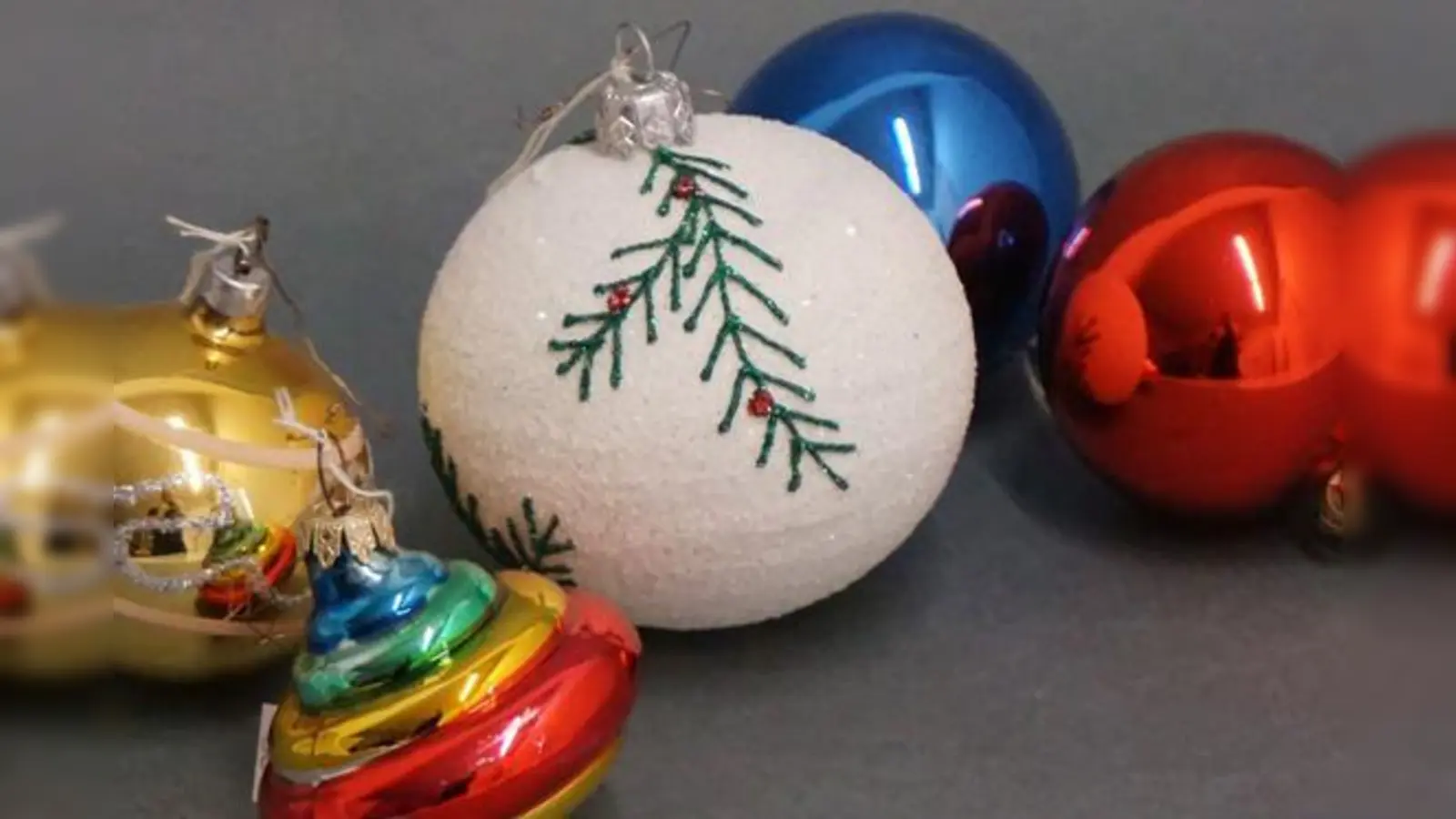 Fünf Christbaumkugeln aus der Sammlung Koch, deutsch, 1970er- bis 1990er-Jahre, Glas, geblasen, verspiegelt, bemalt, Glimmer.  (Foto: Bastian Krack, © Bayerisches Nationalmuseum)