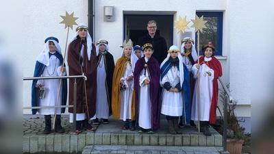 Vergangene Sternsingeraktion aus dem Jahr 2023 mit Pfarrer Andreas Christian Jaster. (Foto: Stadtkirche Germering)