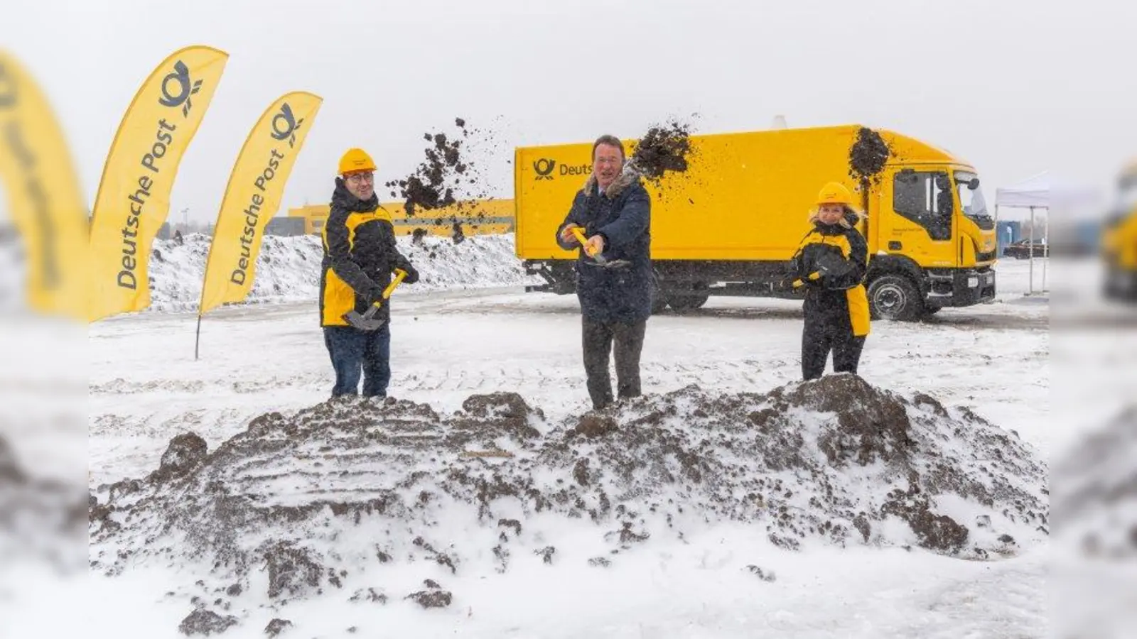 Schaufeln im Schneetreiben, v.l.: Thomas Schneider (DHL), Oberbürgermeister Andreas Haas und Bettina Altschäffl (DHL). (Foto: DHL)