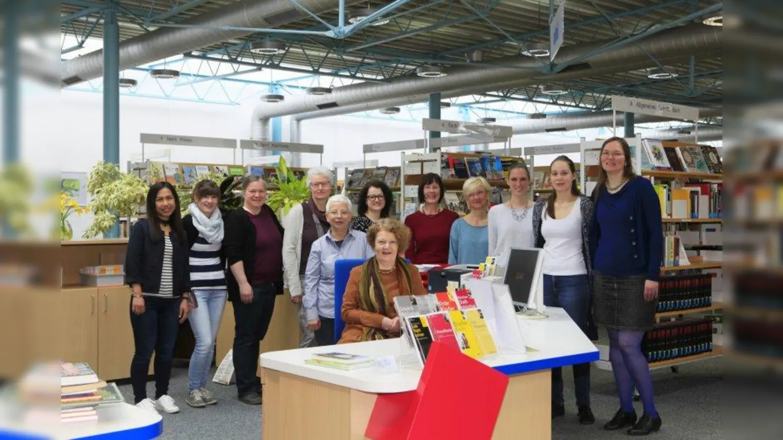 Das Tam der Stadtbibliothek Laim erwartet Lesefreunde künftig auch am Samstag: Neue Öffnungszeit: Samstag, von 10 bis 15 Uhr. (Foto: Josef Stöger)