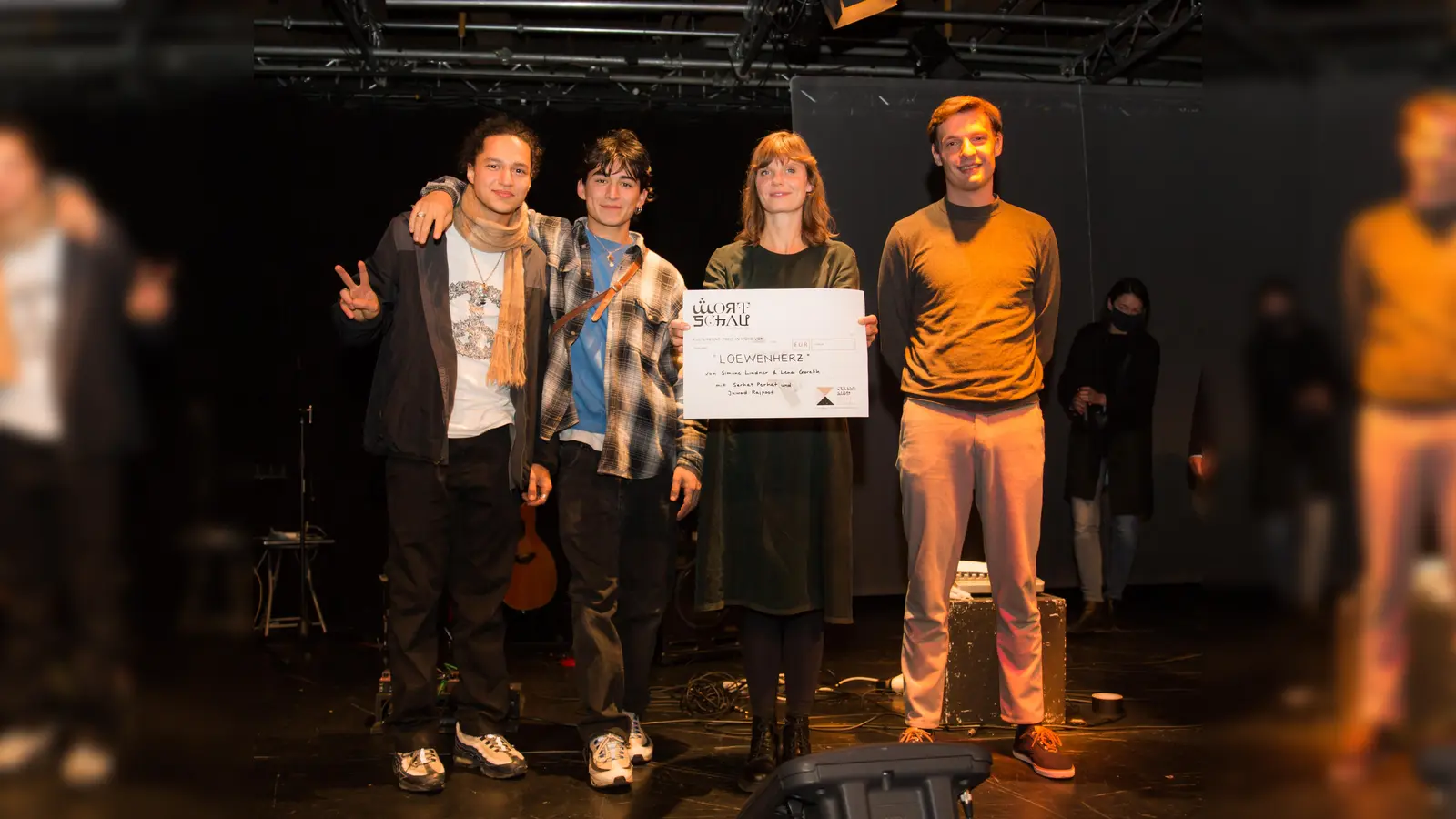 „Loewenherz“- Regisseurin Simone Lindner, Co-Regisseur Alexander Löwen sowie die beiden Breakdancer und Hauptdarsteller Jawad Rajpoot und Serhat Perhat freuen sich über den KulturBunt-Preis im Wert von tausend Euro. (Foto:  Fotostudio FLY)