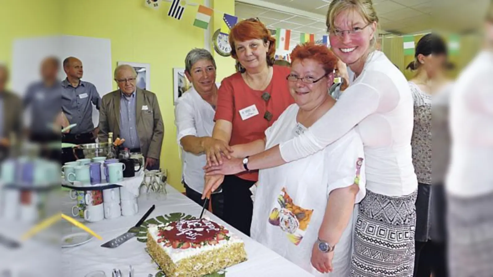 Das Stadtteilbüro-Team beim Anschneiden der Jubiläumstorte.	 (Foto: Isabel Hartmann)