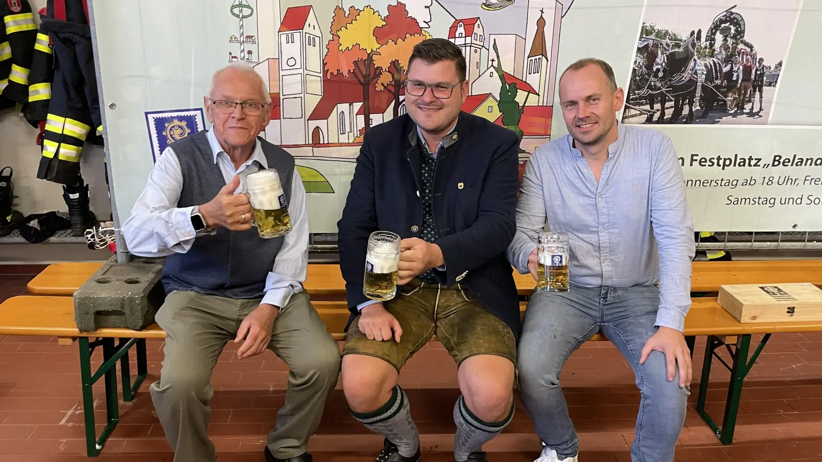 Auf ein schönes und friedliches Herbstfest! Künstler und Plakatgestalter Herbert Blüml, Sebastian Kriesel und Wirt Andreas Widmann (v.l.) bei der Bierprobe. (Foto: M.Krämer)
