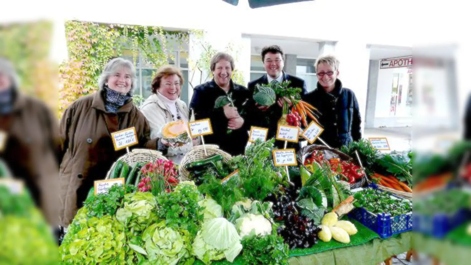 (v. l.): Ruth Markwart-Kunas, Erika Aulenbach, Dieter Mutschke, Bürgermeister Thomas Loderer und Susanne Vordermaier am Obst- und Gemüsestand Mutschke.	 (Foto: MO)