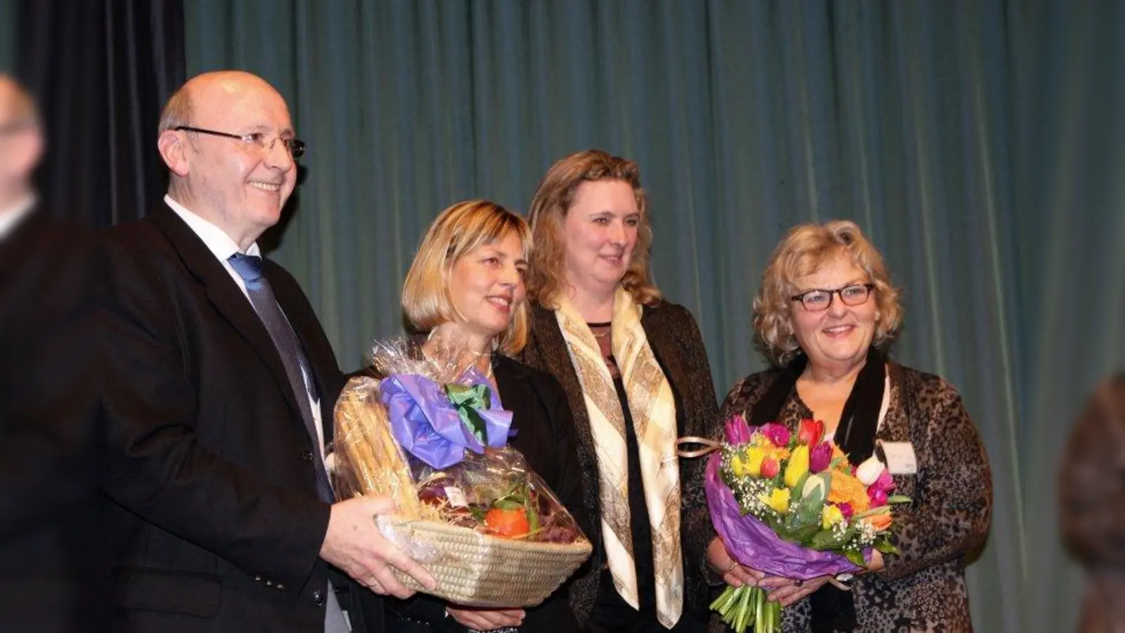 CSU-Ortsvorsitzende Petra Schmid (2.v.l.) dankte Martin Neumeyer für seinen Vortrag, der Landtagsabgeordneten Kerstin Schreyer-Stäblein (2.v.r.) für ihr Kommen und Maria Lex-Fischer (r.) für die Organisation des Abends. (Foto: us)