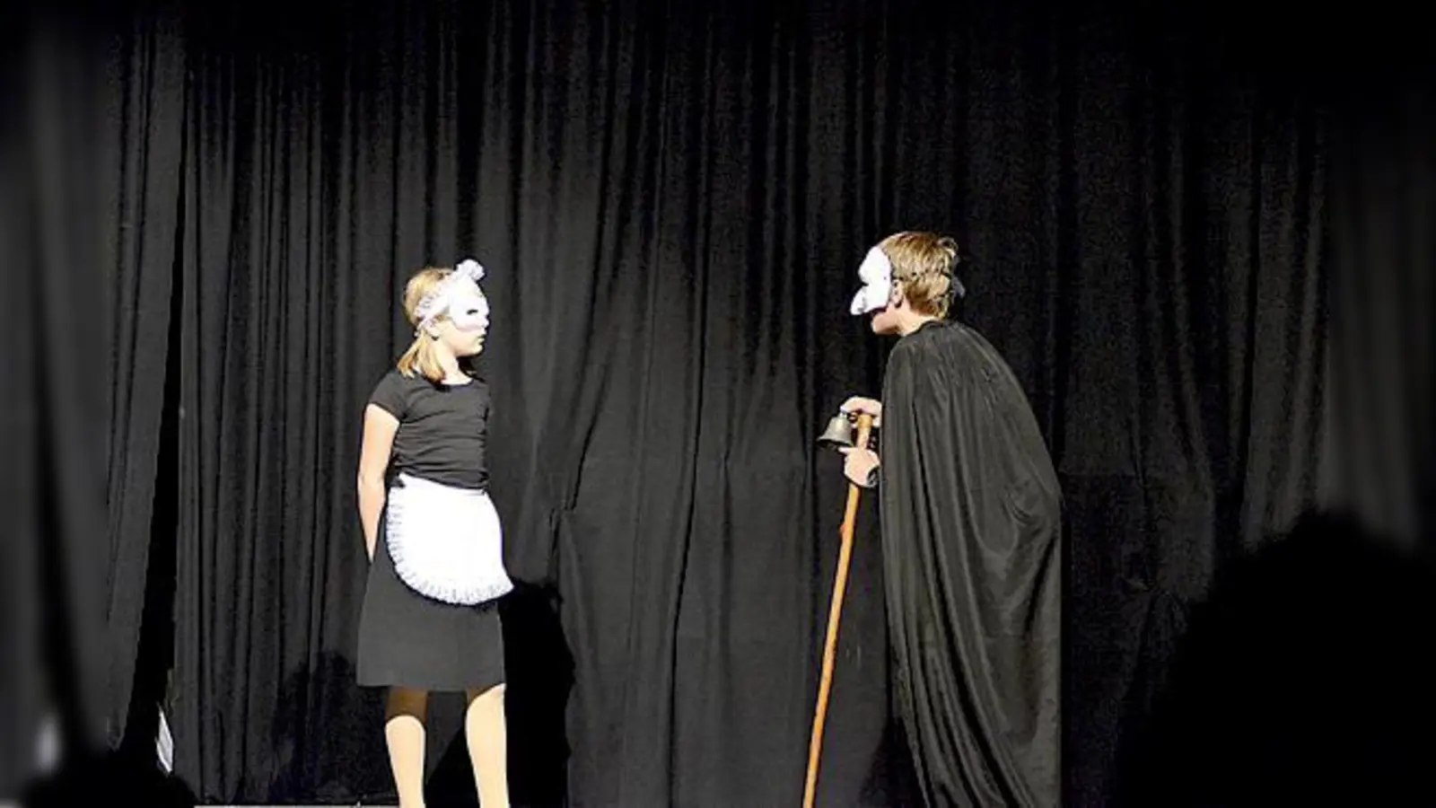 In dieser Szene des Stücks »Die Geburstagsfeier« zeigen Felisa Rutenkröger und Julius van Voorden ihr schauspielerisches Können. 	 (Foto: Christine van Voorden)