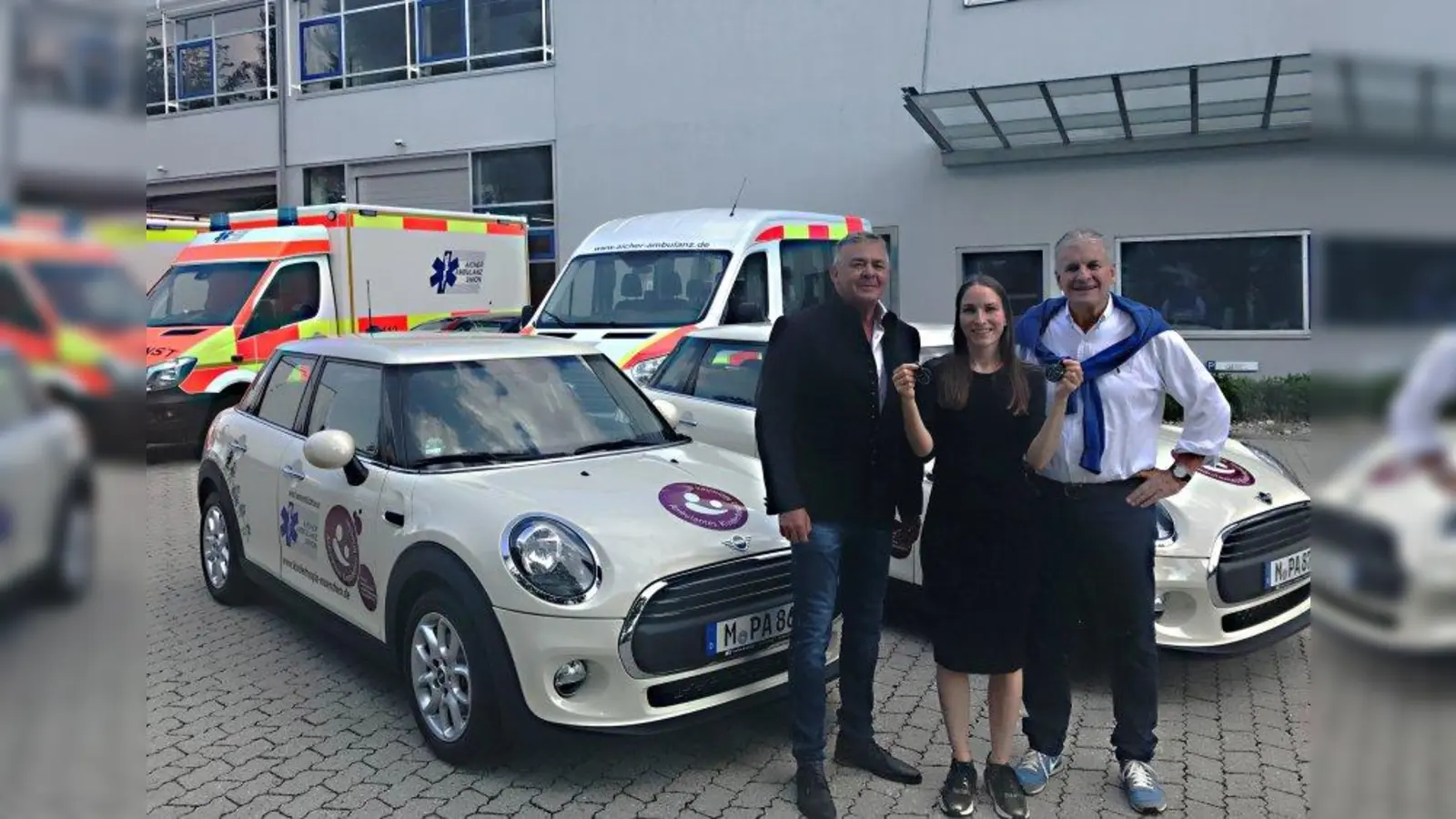 Lena Schwaiger, Tochter der Vorstandsmitglieder und Gründer der Stiftung Christine und Florian Bronner, sowie Stiftungsrat Gerd Peter (rechts) übernahmen die Fahrzeuge von Peter Aicher. (Foto: Aicher Group)