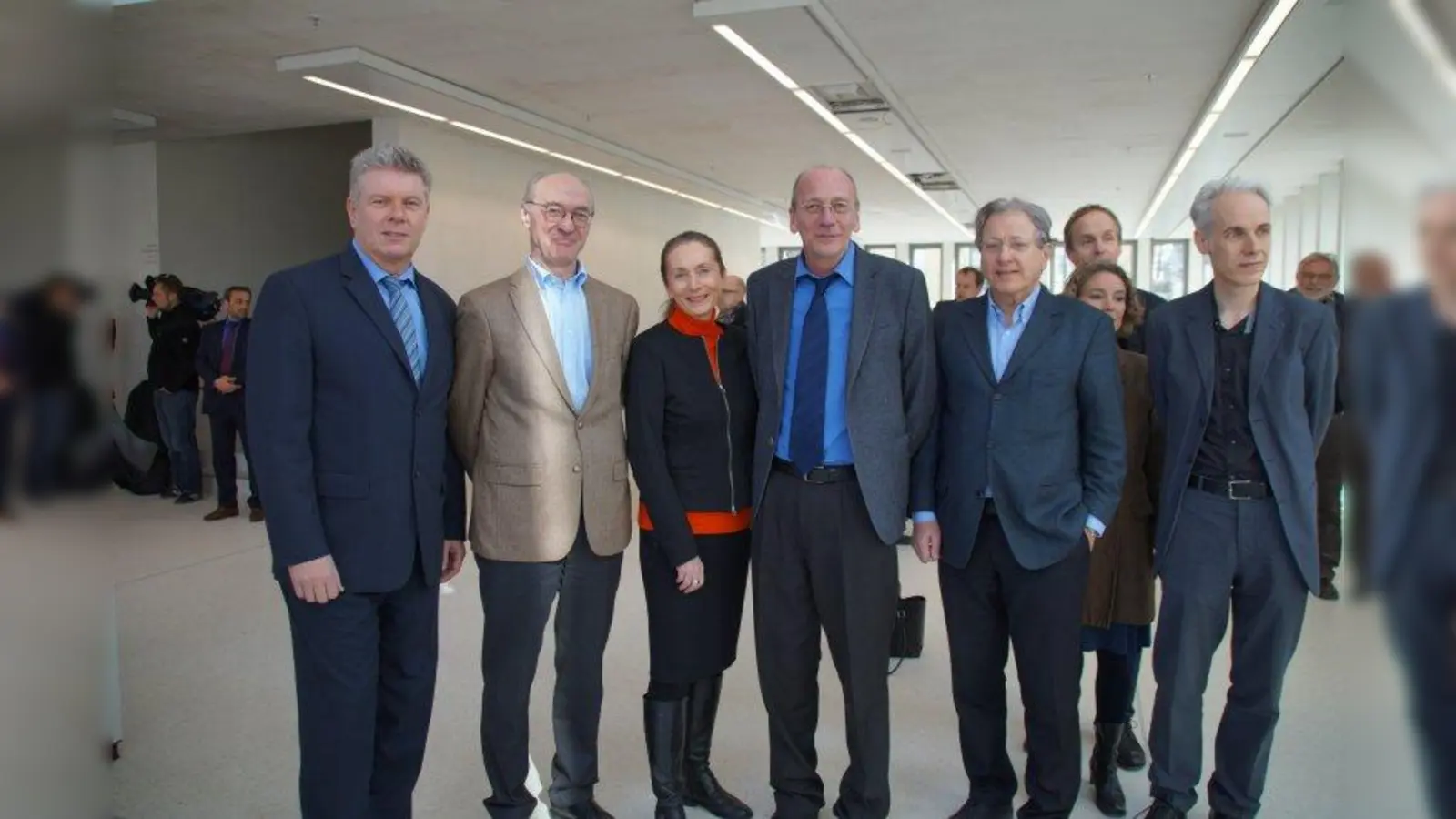 Oberbürgermeister Dieter Reiter, Gründungsdirektor Prof. Winfried Nerdinger, Baureferentin Rosemarie Hingerl, Kulturreferent Dr. Hans-Georg Küppers und Stadtrat Marian Offman (v.l.) im NS-Dokumentationszentrum. (Foto: jcs)