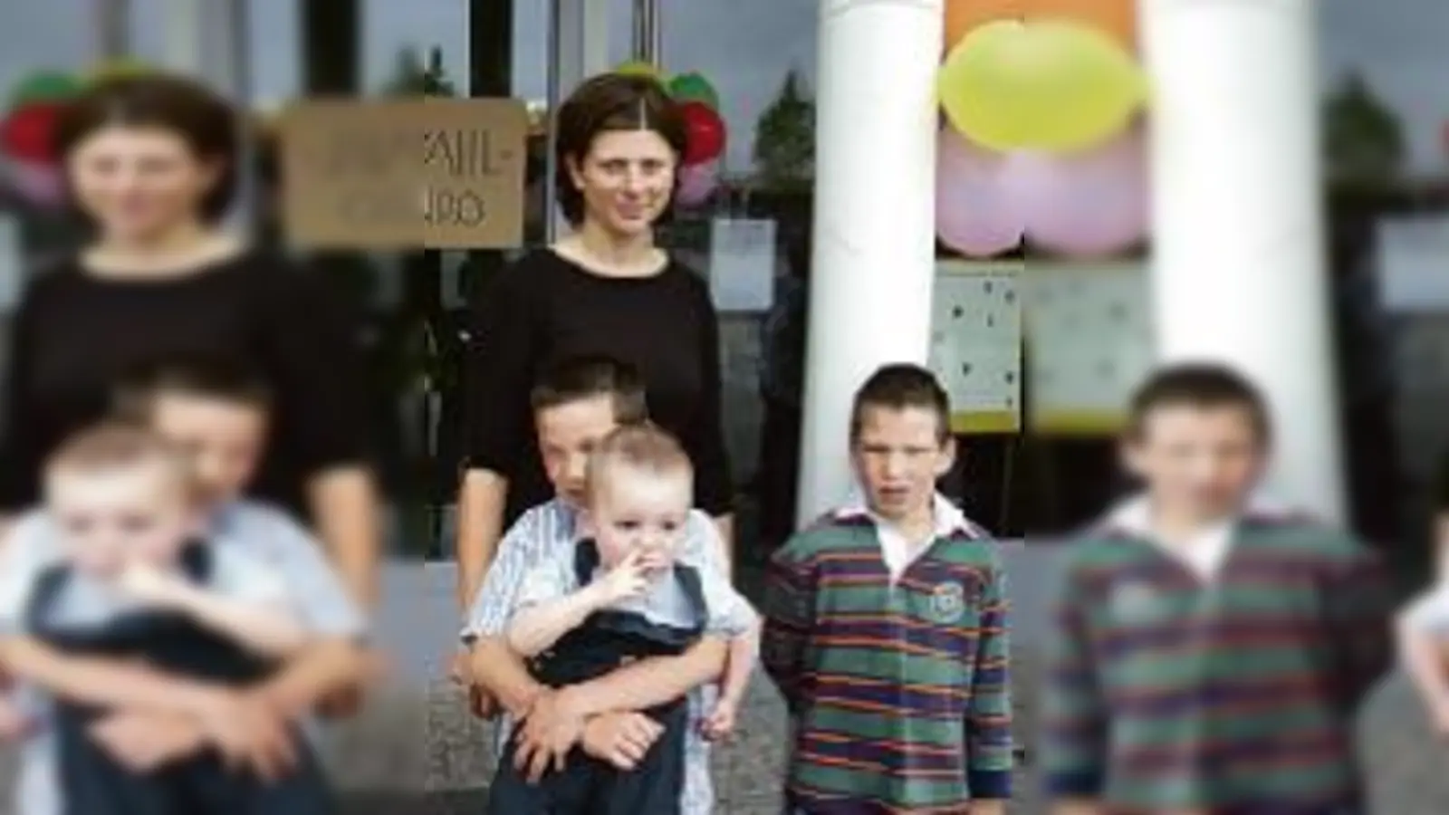 Sozialpädagogin Andrea Schäfer und ganz junge Wähler.	  (Foto: NEUE WEGE)