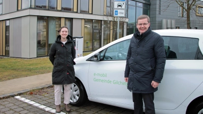 Über die beiden neuen Ladesäulen freuen sich Bürgermeister Manfred Walter und Mobilitätsbeauftragte Sofiia Vernydub. (Foto: Gemeinde Gilching)