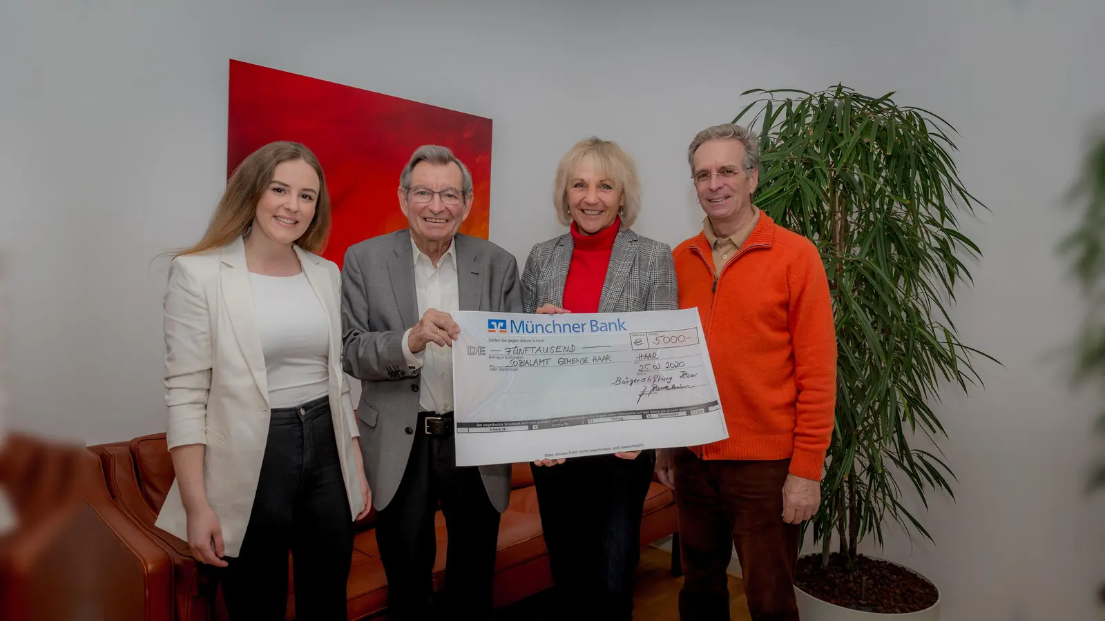 Scheckübergabe der Silvesterspende von der Bürgerstiftung Haar an das Sozialamt. Von links: Felicia Göller (Sozialamt), Jürgen Partenheimer (Vorstandsvorsitzender Bürgerstiftung Haar), Gabriele Müller (Erste Bürgermeisterin) und Alfred Feicht (Vorstand Bürgerstiftung Haar). (Foto: Gemeinde Haar)